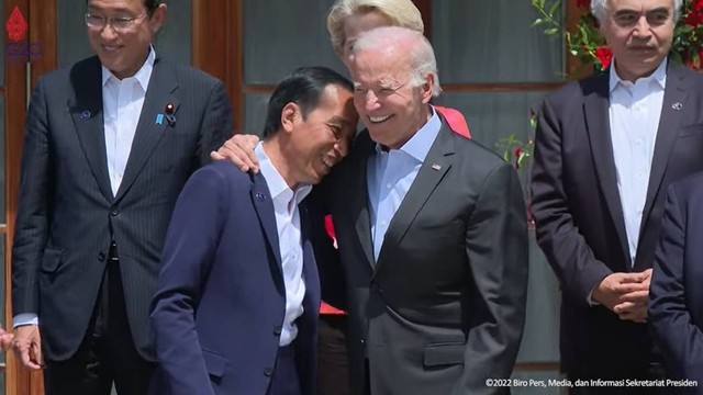 Presiden Jokowi dirangkul Presiden Amerika Serikat, Joe Biden saat menghadiri KTT G7 di Elmau, Senin (27/6/2022). Foto: Youtube/Sekretariat Presiden
