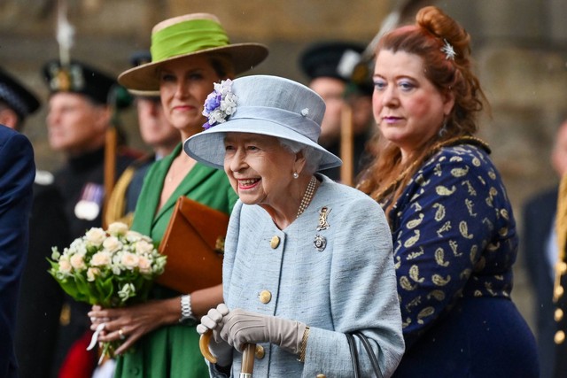 Ratu Elizabeth II selama Upacara tradisional Kunci di Holyroodhouse di Edinburgh, Skotlandia, pada Senin (27/6/2022). Foto: Jeff J Mitchell/Getty Images
