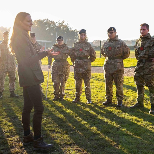 Kate Middleton mengunjungi Akademi Latihan Militer Pirbright, Inggris, pada November 2021. Foto: Instagram/@dukeandduchessofcambridge