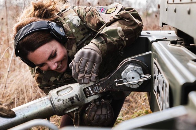 Kate Middleton mengunjungi Akademi Latihan Militer Pirbright, Inggris, pada November 2021. Foto: Instagram/@dukeandduchessofcambridge
