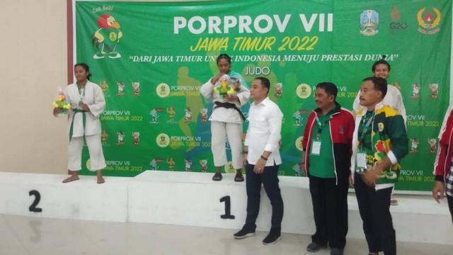 Yuniar Putri Larasati (paling kiri), atlet judo putri Bojonegoro, saat terima medali perak Porprov Jatim 2022. (foto: KONI Bojonegoro)