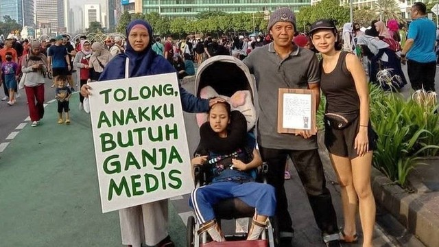 Ganja Medis: Perjuangan Santi Warastuti Mencari Pengobatan untuk Anaknya