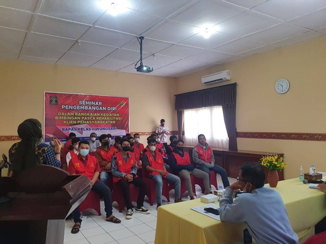 Fasilitator Rehabilitasi dari BNNP DIY memberikan materi Relapse Preventionbagi Klien Bapas Wonosari (Foto: Humas Bapas Wonosari)