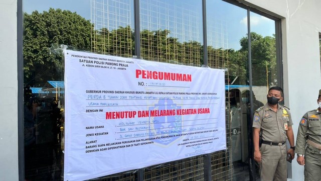 Kasatpol PP Arifin menyegel Holywings Vendetta Gatot Subroto, Jakarta Selatan, Selasa (28/6/2022). Foto: Haya Syahira/kumparan