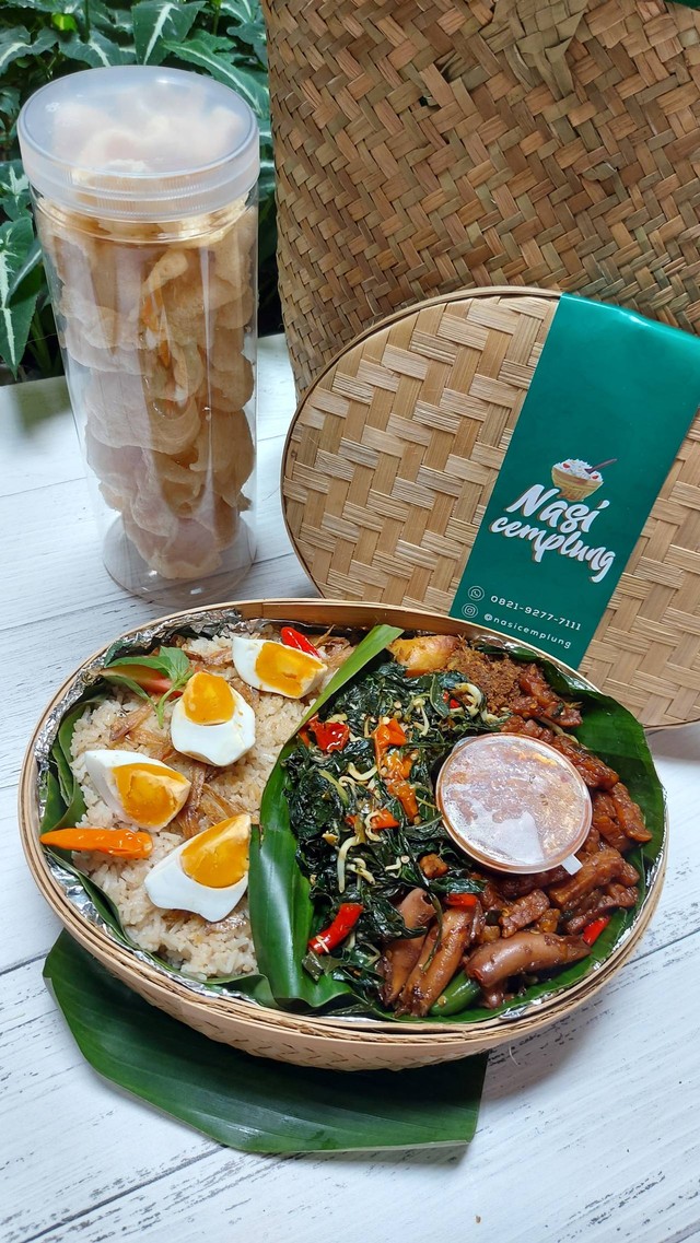 Nasi Cemplung, nasi besek khas Indonesia dengan aneka lauk. Foto: Azalia Amadea/kumparan