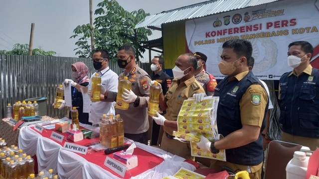 Gudang minyak goreng oplosan di Tangerang, digrebek polisi, Selasa (28/6/2022). Foto: Dok. Istimewa