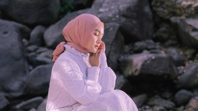 Ilustrasi outfit hijab ala Fatin Shidqia. Foto; Instagram.com/fatin30