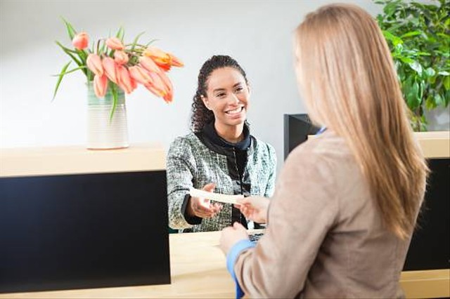 Ilustrasi seorang teller bank yang melayani nasabah. Foto: Unsplash.com