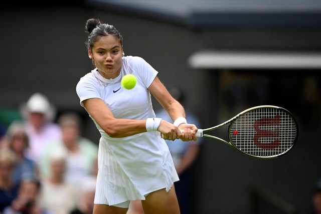 Petenis Inggris Emma Raducanu saat melawan melawan Alison Van Uytvanck di Wimbledon. Foto: Toby Melville/REUTERS