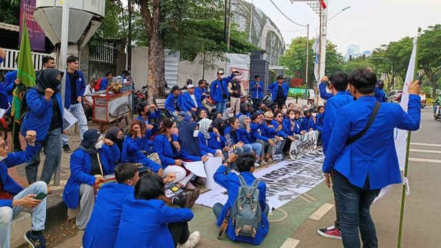 Aliansi Mahasiswa Reformasi Rancangan Kitab Undang-undang Hukum Pidana (RKUHP) mulai berdatangan di depan kantor TVRI.  Foto: Zamachsyari/kumparan