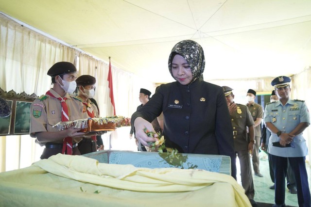 Kadisporapar Kalbar, Windy Prihastari, saat berziarah ke Makam Juang Mandor para peringatan Hari Berkabung Daerah. Foto: Dok Hi!Pontianak