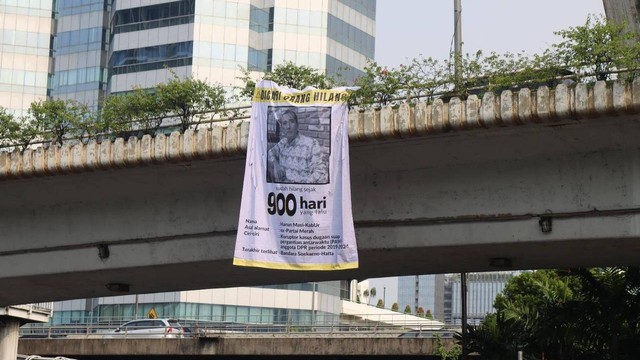 ICW pasang poster Harun Masiku sebagai orang hilang di jalan layang bawah patung pancoran, Jakarta. Foto: Dok. ICW