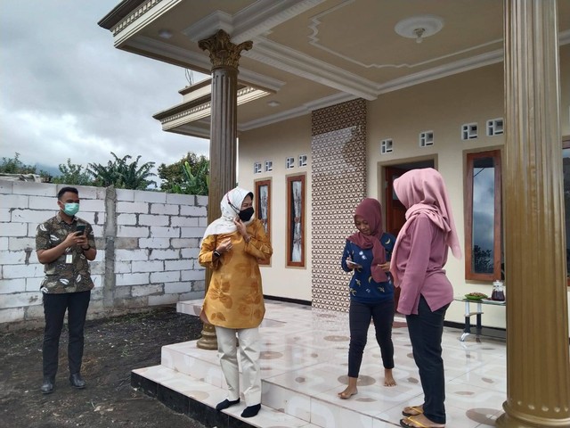 Wali Kota Batu, Dewanti Rumpoko, saat mengunjungi rumah korban terdampak banjir bandang yang kini sudah rampung dibangun, pada Selasa (28/6/2022). Foto: Ulul Azmy