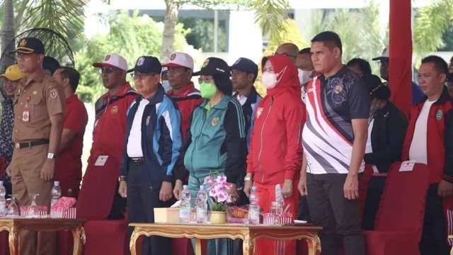 Pj Bupati Kobar Anang Dirjo mengikuti upacara pembukaan POPPROV tahun 2022 di Palangka Raya. Foto: IST/InfoPBUN