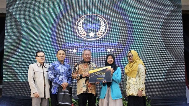 Rosa menerima penghargaan dari Rektor UMS Solo, Prof Dr Sofyan Anis. FOTO: Fernando Fitusia