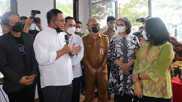 GM PLN UIW Suluttenggo, Leo Basuki saat berdiskusi dengan Menteri PPPA, Bintang Puspayoga saat launching WINStore dan WINKitchen yang berlokasi di objek wisata Rumah Alam Manado.
