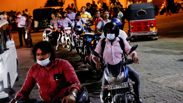 Puluhan pengendara motor antre di stasiun pengisian bahan bakar di Kolombo, Sri Lanka, Selasa (28/6/2022). Foto: Dinuka Liyanawatte/REUTERS