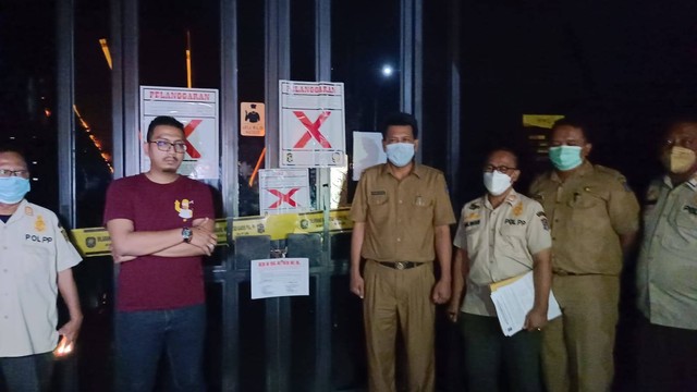 Satpol PP menyegel 3 gerai Holywings yang ada di Surabaya salah satunya di Jalan Basuki Rahmat, Selasa (28/6/2022). Foto: Farusma Okta Verdian/kumparan