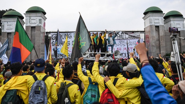 Ilustrasi mahasiswa unjuk rasa dan menyanyikan lirik lagu Buruh Tani. Foto: M Risyal Hidayat/ANTARA FOTO