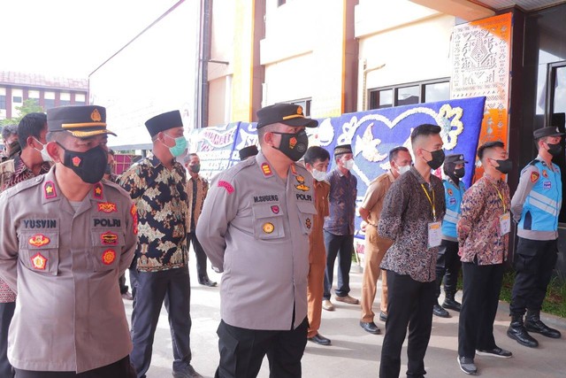 Para tamu undangan pada penandatanganan pakta integritas kuota khusus Bintara Polri khusus Kecamatan Jabung dan Labuhan Maringgai, Kabupaten Lampung Timur. | Foto: Polda Lampung