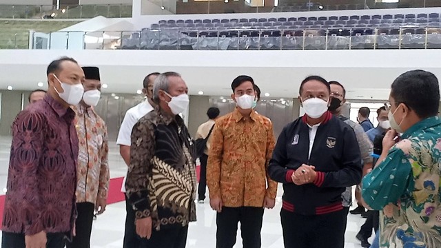 Menpora Zainudin Amali dan Ketua Inaspoc, Gibran Rakabuming Raka, meninjau venue badminton ASEAN Para Games 2022 di Edutorium Universitas Muhammadiyah Surakarta (UMS), Senin (20/06/2022). FOTO: Agung Santoso