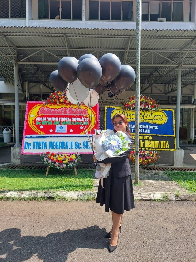 Dr Nitya Ade Santi, SHut, MSi - Doktor termuda Fakultas Kehutanan IPB University (dokumentasi pribadi)