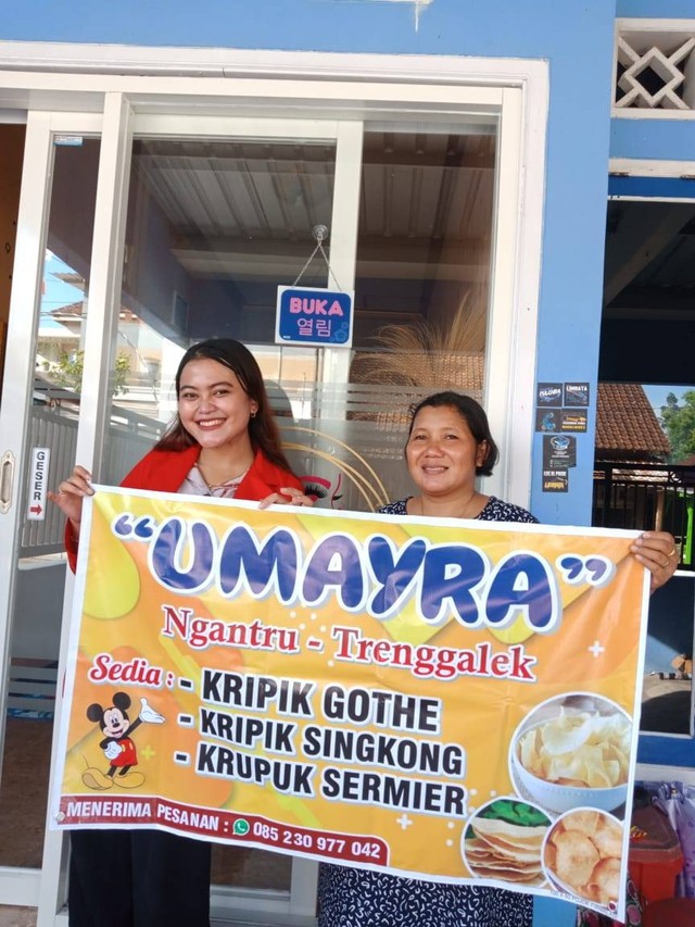 Mahasiswa UNTAG Surabaya membantu UMKM Kripik Gothe dalam pemasaran digital marketing
