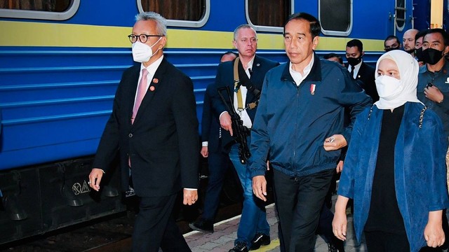 Presiden Jokowi dan Iriana beserta rombongan terbatas berangkat menuju Kyiv di Ukraina dari peron 4 Stasiun Przemysl Glowny di kota Przemysl, Polandia, Selasa (23/6/2022). Foto: Laily Rachev/Biro Pers Sekretariat Presiden