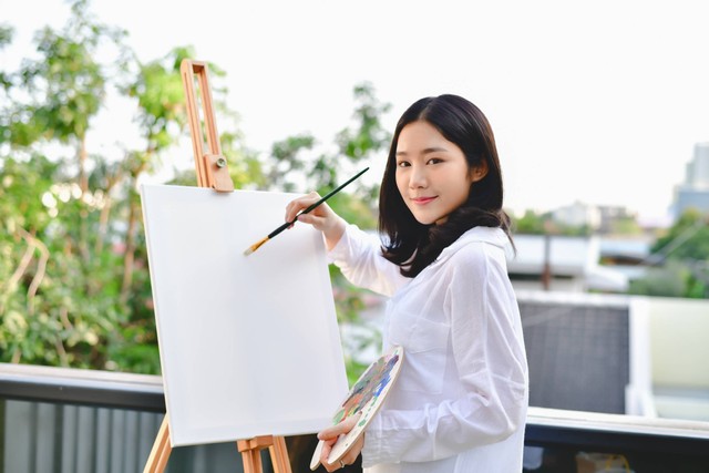 Ilustrasi perempuan melukis. Foto: Sellwell/Shutterstock