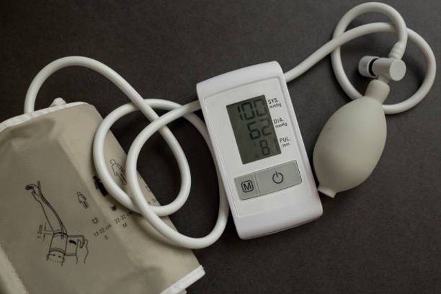 Ilustrasi tensimeter menunjukkan seseorang mengalami hipotensi. Foto: Pixabay