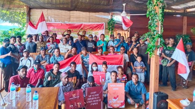 Komponen masyarakat Papua yang terdiri dari beberapa organisasi masyarakat dan kepemudaan serta tokoh masyarakat menggelar deklarasi yang diiringi pernyataan sikap menolak kehadiran OPM (Organisasi Papua Merdeka) di atas tanah Papua. (BumiPapua.com/Faisal Narwawan)