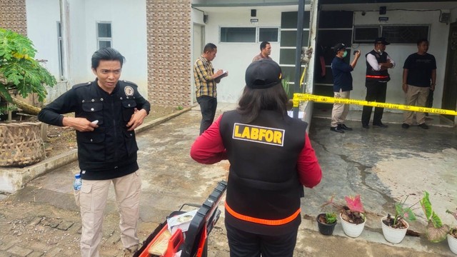 Polisi melakukan olah TKP di rumah pendeta Fernando, di Perumahan Victory Land, Kecamatan Galang, Kabupaten Deli Serdang, Sumatera Utara, Rabu (29/6/2022). Foto: Polresta Deli Serdang