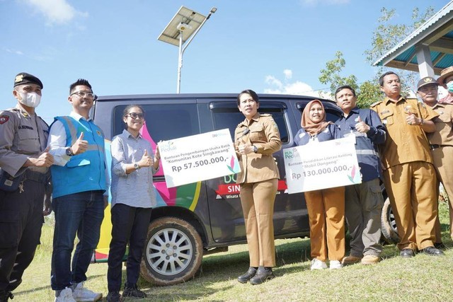 Penyerahan bantuan. Foto: Dok. PLN Singkawang