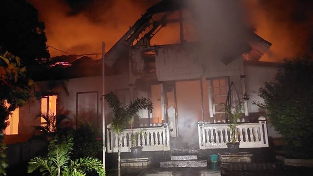 Kebakaran melanda sebuah tempat penginapan (homestay) di Kota Sabang, Aceh, Rabu (29/6/2022). Foto: Dok. Istimewa