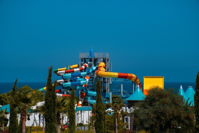 Ilustrasi harga tiket masuk green lake view waterpark, Foto: Oswald Elsaboath/Unsplash