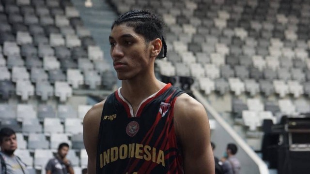 Derrick Michael, pemain Timnas Basket Indonesia menjalani latihan di Istora Senayan, Jakarta, Rabu (29/6).  Foto: Jodi Hermawan/kumparan