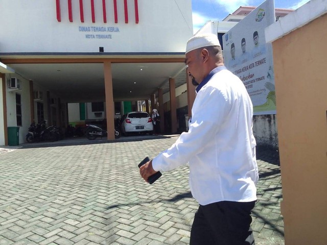 Mantan Kadis Pendidikan Kota Ternate, Mohdar Din, saat keluar dari Kantor Kejari Ternate. Foto: Istimewa