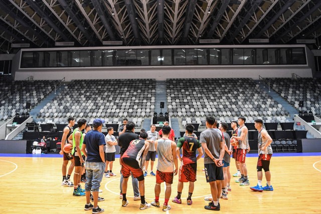 Pelatih Timnas Basket Indonesia Rajko Toroman (tengah) memberikan arahan kepada pemainnya saat melakukan latihan di Istora Senayan, Jakarta, Rabu (29/6/2022).  Foto: M Risyal Hidayat/ANTARA FOTO