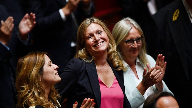 Anggota parlemen Prancis, Yael Braun-Pivet (tengah). Foto: Christophe ARCHAMBAULT/AFP