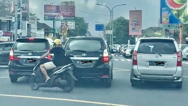 Viral 2 mobil pelat b dan 1 pelat s terjebak di persimpangan Ring Road Condongcatur karena menerobos lampu merah merah pada awal tahun ini. Foto: Dok. Merapi Uncover