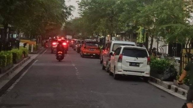 Mobil wisatawan ramai-ramai ditilang karena parkir di banda jalan di Malioboro pada libur lebaran lalu. Foto: Istimewa