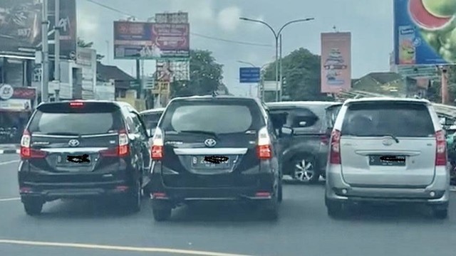 Viral 2 mobil pelat B dan 1 pelat S terjebak di persimpangan Ring Road Condongcatur, Sleman, karena menerobos lampu merah merah pada awal tahun ini. Foto: Dok. Merapi Uncover
