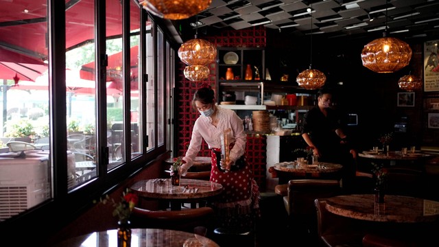 Ilustrasi pelayan restoran, di Shanghai, China, Rabu (29/6/2022). Foto: Aly Song/REUTERS