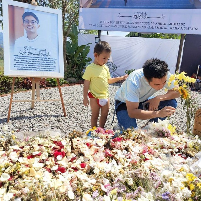 Potret Baim Wong saat ziarah ke makam Eril. Foto: Instagram/@baimwong