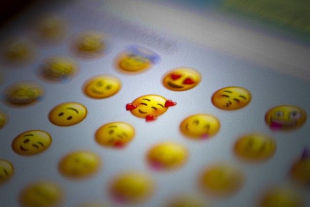 Ilustrasi cara membuat emoji durian. Foto: Domingo Alvarez E/Unsplash