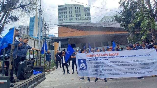 Sekelompok massa di Medan berunjuk rasa di Holywings Medan, Rabu (29/6/2022). Foto: Rahmat Utomo/kumparan