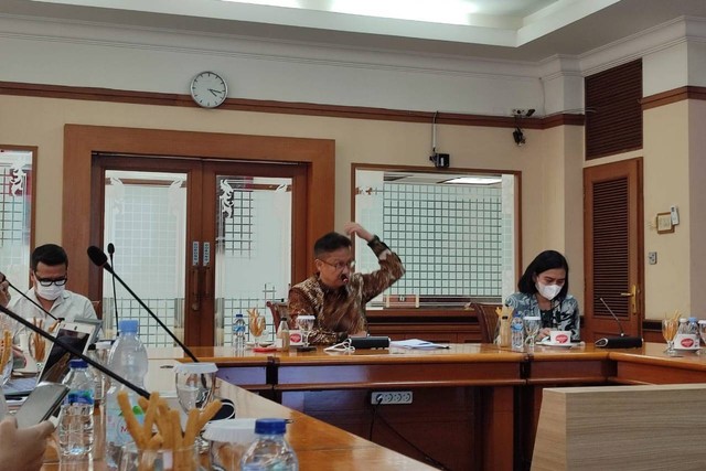 Menkes Budi Gunadi Sadikin dalam dialog dengan media di Kemenkes. Foto: Wisnu Prasetiyo/kumparan