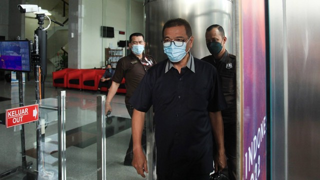 Mantan Menteri Dalam Negeri Gamawan Fauzi berjalan meninggalkan ruangan usai menjalani pemeriksaan sebagai saksi di Gedung KPK Merah Putih, Jakarta, Rabu (29/6/2022). Foto: Reno Esnir/ANTARA FOTO