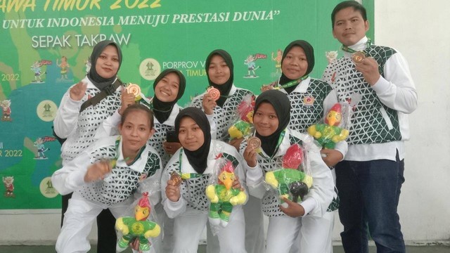 Tim beregu putri cabang olahraga Sepak Takraw Kabupaten Bojonegoro, saat foto bersama usai menerima medali dalam Porprov Jatim 2022. Rabu (29/06/2022) (foto: dok KONI Bojonegoro)
