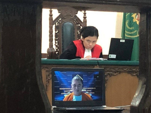 Terdakwa Edi Muhady alias Akiong mengukuti sidang perdana secara online terkait perkara kehutanan di Pengadilan Negeri Sintang.(Foto: Istimewa)